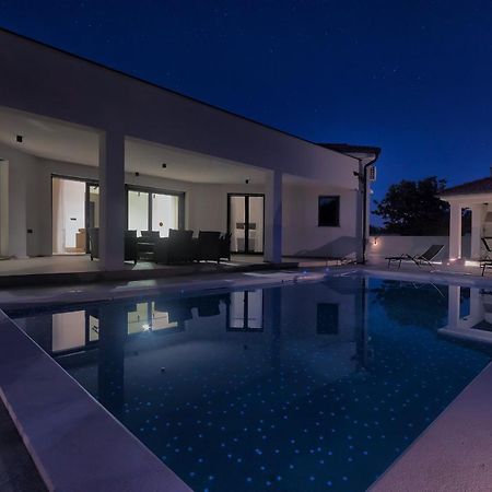 PUY Villa Speranza With Illuminated Pool מראה חיצוני תמונה