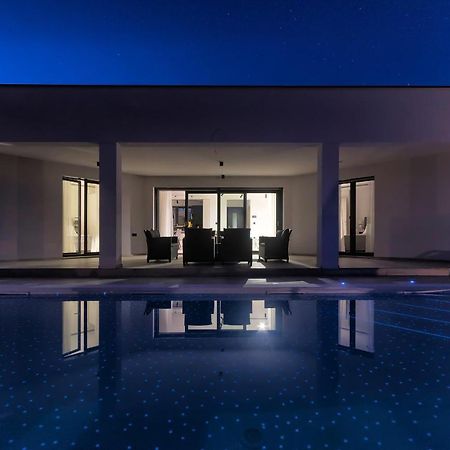 PUY Villa Speranza With Illuminated Pool מראה חיצוני תמונה