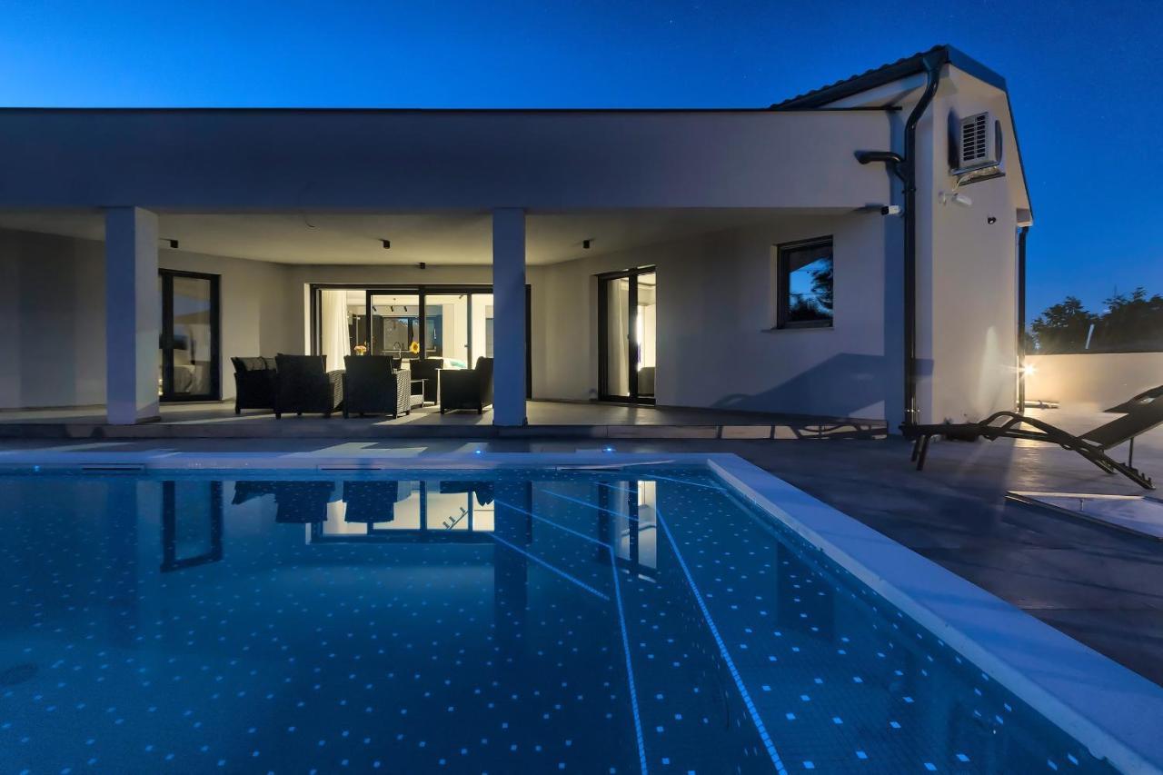 PUY Villa Speranza With Illuminated Pool מראה חיצוני תמונה