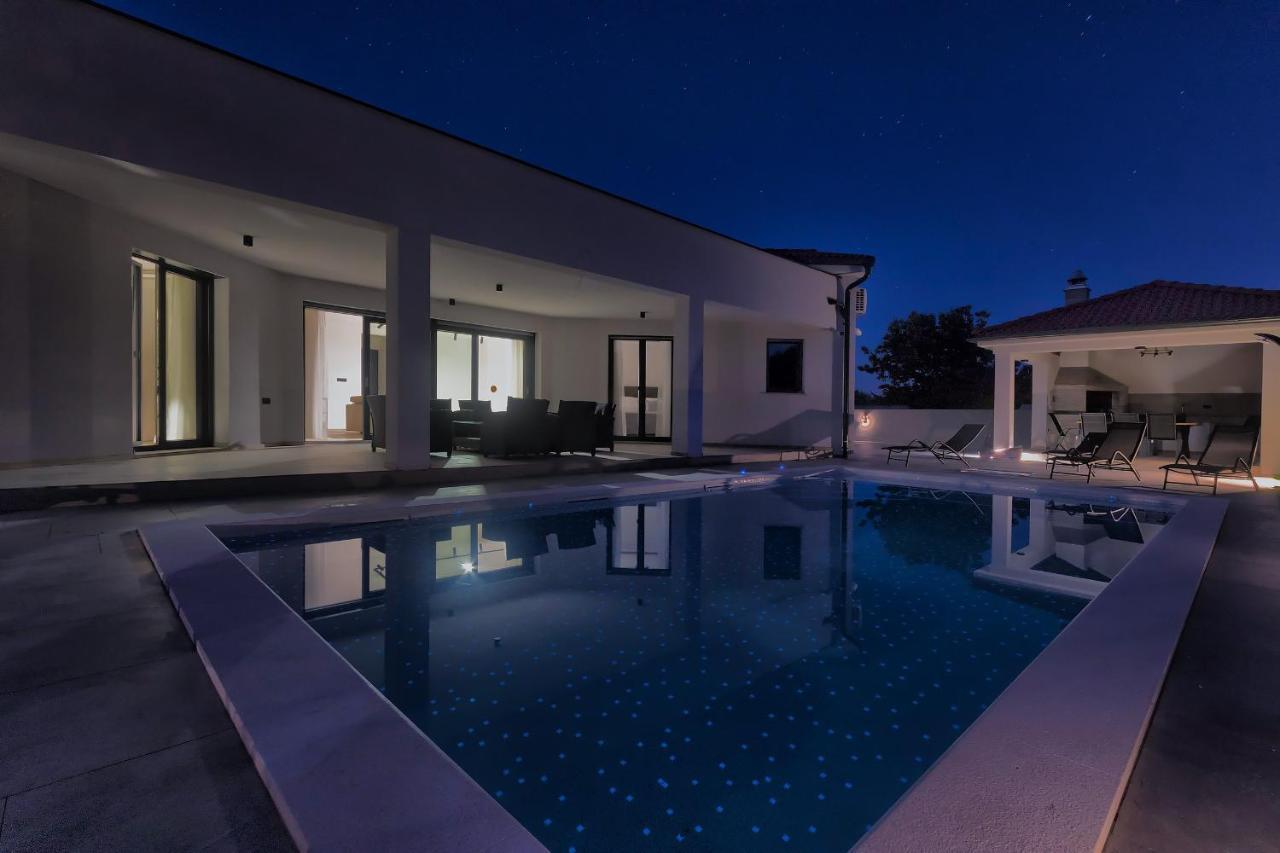 PUY Villa Speranza With Illuminated Pool מראה חיצוני תמונה