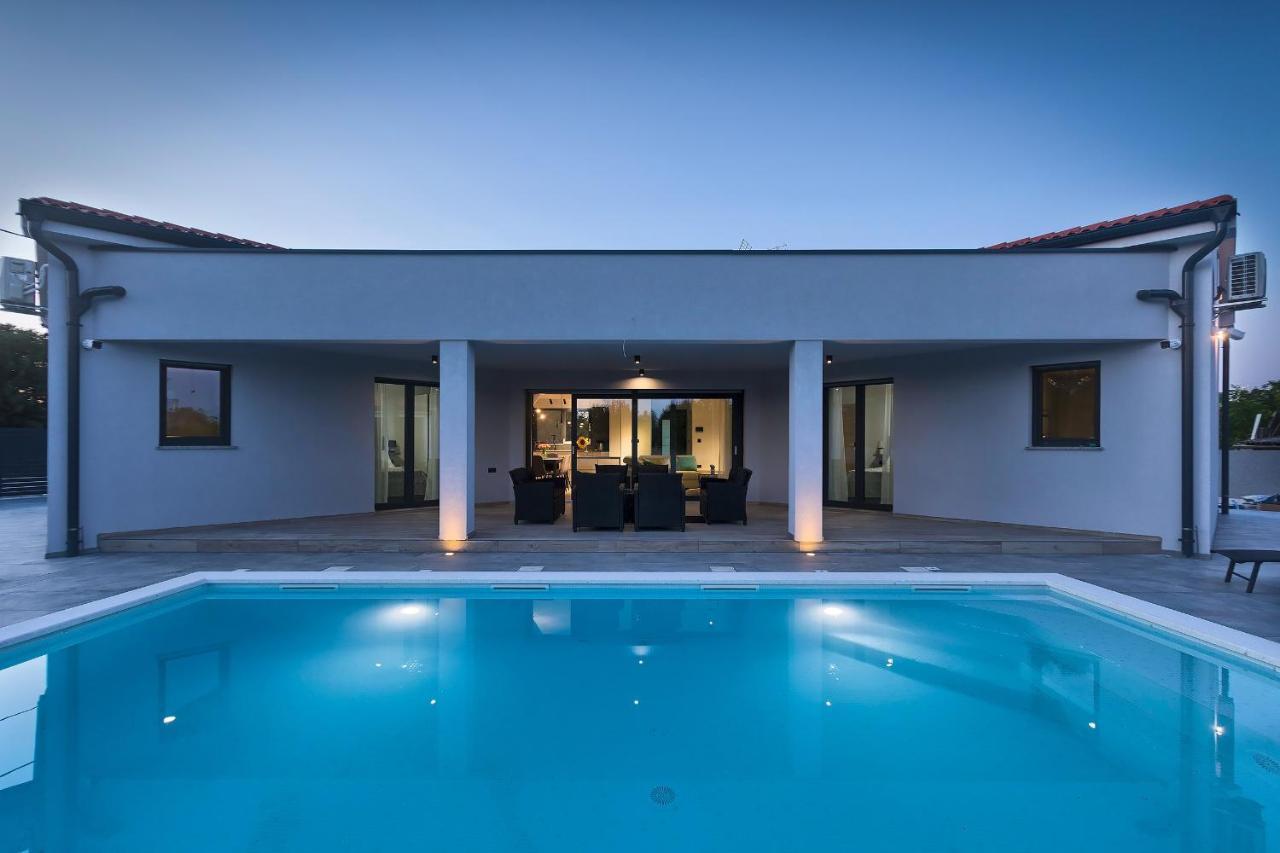 PUY Villa Speranza With Illuminated Pool מראה חיצוני תמונה