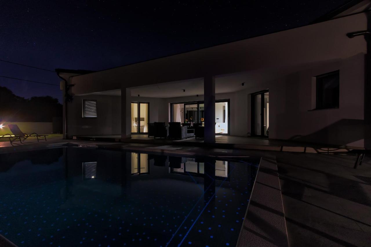 PUY Villa Speranza With Illuminated Pool מראה חיצוני תמונה