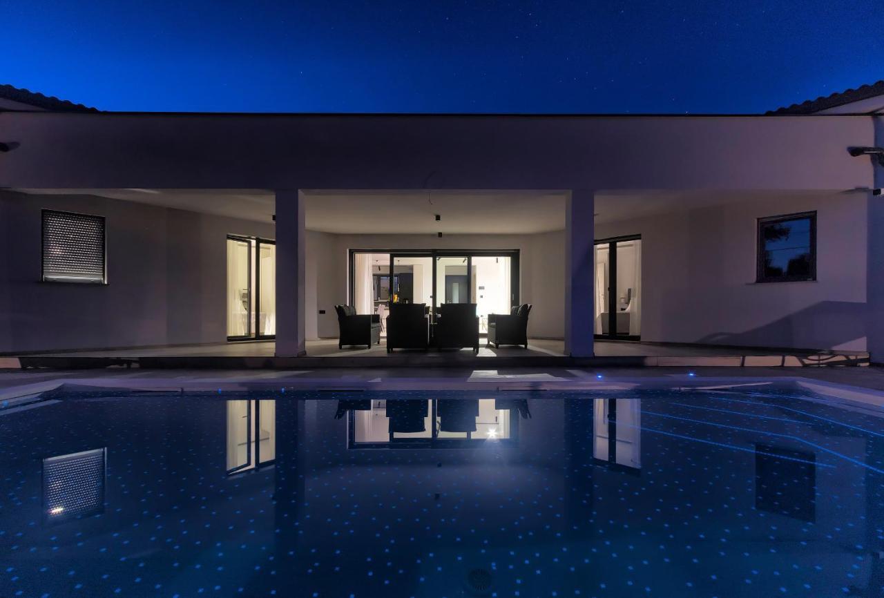 PUY Villa Speranza With Illuminated Pool מראה חיצוני תמונה